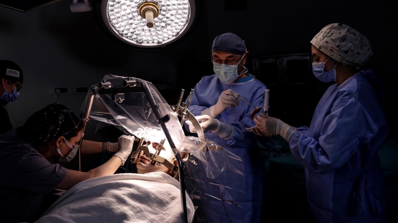 "Beyin pili ameliyatını hastalarımız uyanık gerçekleştiriyoruz"