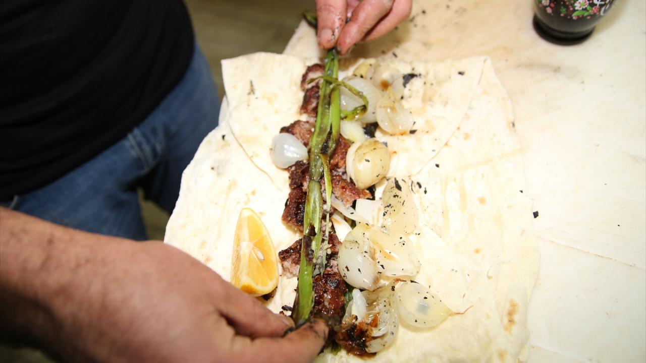 Nar ekşisi kebaba farklı tat katıyor