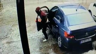 Otomobilde bulunan 87 bin lirayı çaldılar