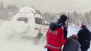 Yaşlı kadının imdadına paletli ambulans yetişti