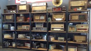 Topladığı antikalarla iş yerini müzeye dönüştürdü