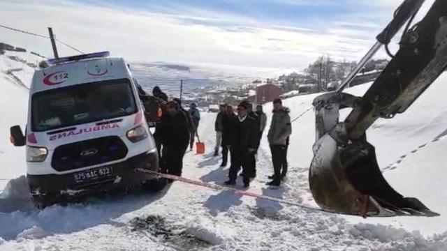 Ardahanda yolda kalan araçlar kurtarıldı