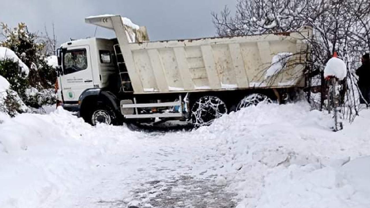Kar küreme kamyonu ile greyder arasında sıkışan kişi hayatını kaybetti