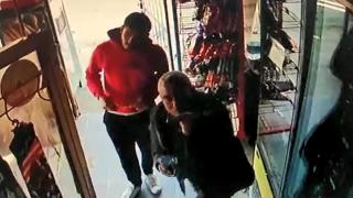 Açık unutulan marketten parasını bırakarak alışveriş yaptılar