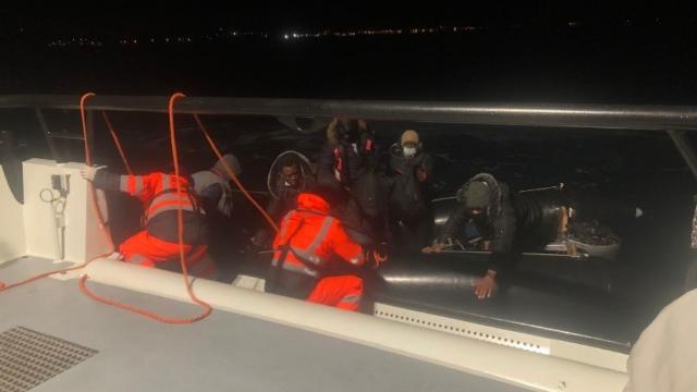 Balıkesirde Türk kara sularına itilen 10 düzensiz göçmen kurtarıldı