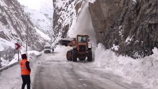 Araçlar çığ altında kalmaktan son anda kurtuldu: O anlar kamerada