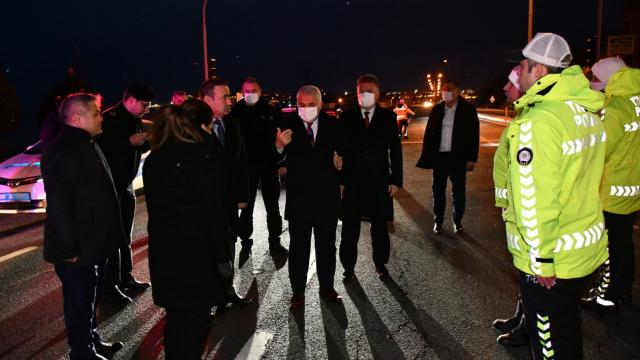 Tekirdağ Valisi Yıldırım İstanbul yönündeki yollarda ekipleri ziyaret etti