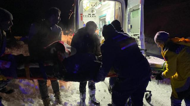 Sivasta ekipler, kar nedeniyle yolu kapanan köydeki hasta için seferber oldu