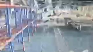 Kargo binasının çatısı böyle çöktü