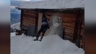 Dede ile torunu çatıdan kızakla kaydı