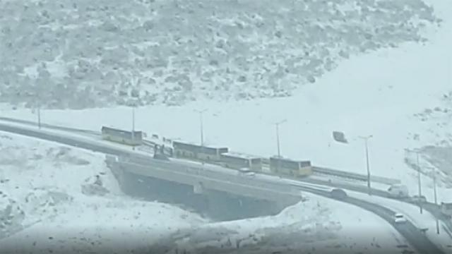İstanbulda kar yağışı: Otobüsler yolda mahsur kaldı