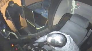 Yaşlı kadın kar kütlesinden saniyelerle kurtuldu: İşte o anlar...