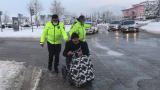 Engelli vatandaşın yardımına trafik polisleri koştu