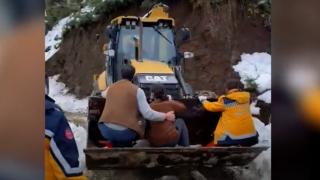 Rize’de ambulansın ulaşamadığı hasta kepçe ile taşındı