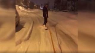 Sokakta snowboard yaptı: O anlar kamerada
