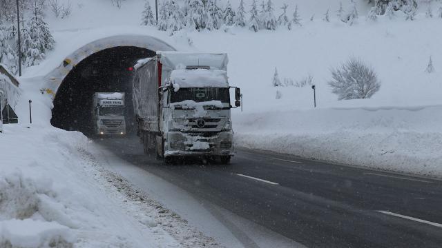Ankara-İstanbul yolu her iki yönden trafiğe açıldı