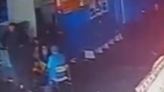 Odunları tutuşturmak için dökülen tiner parladı: O anlar kamerada