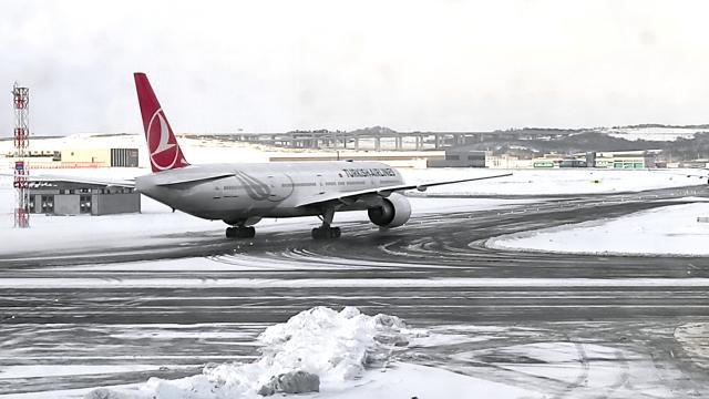 İstanbul Havalimanında seferler saat 13:00e kadar yapılamayacak
