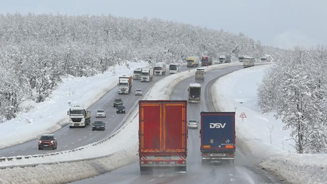 Samsun-Ankara kara yolunda kar yağışı nedeniyle aksayan ulaşım normale dönüyor