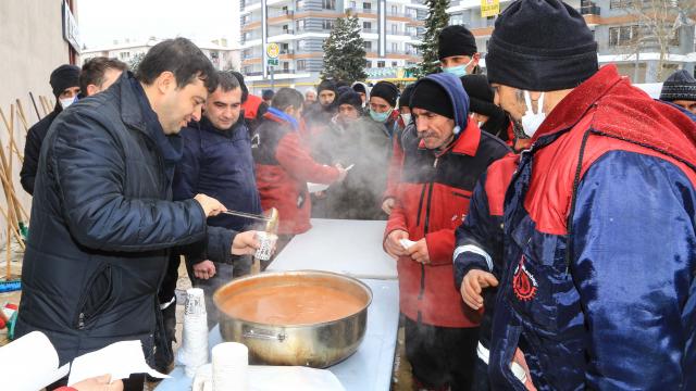 Uşak Belediye Başkanı Çakından kar mesaisi yapan ekiplere tarhana çorbası