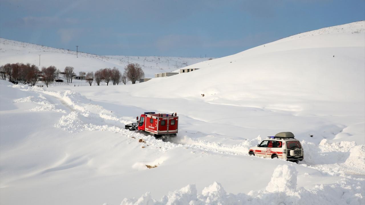 Sobadan zehirlenen anne ve 5 çocuğuna paletli ambulansla ulaşıldı