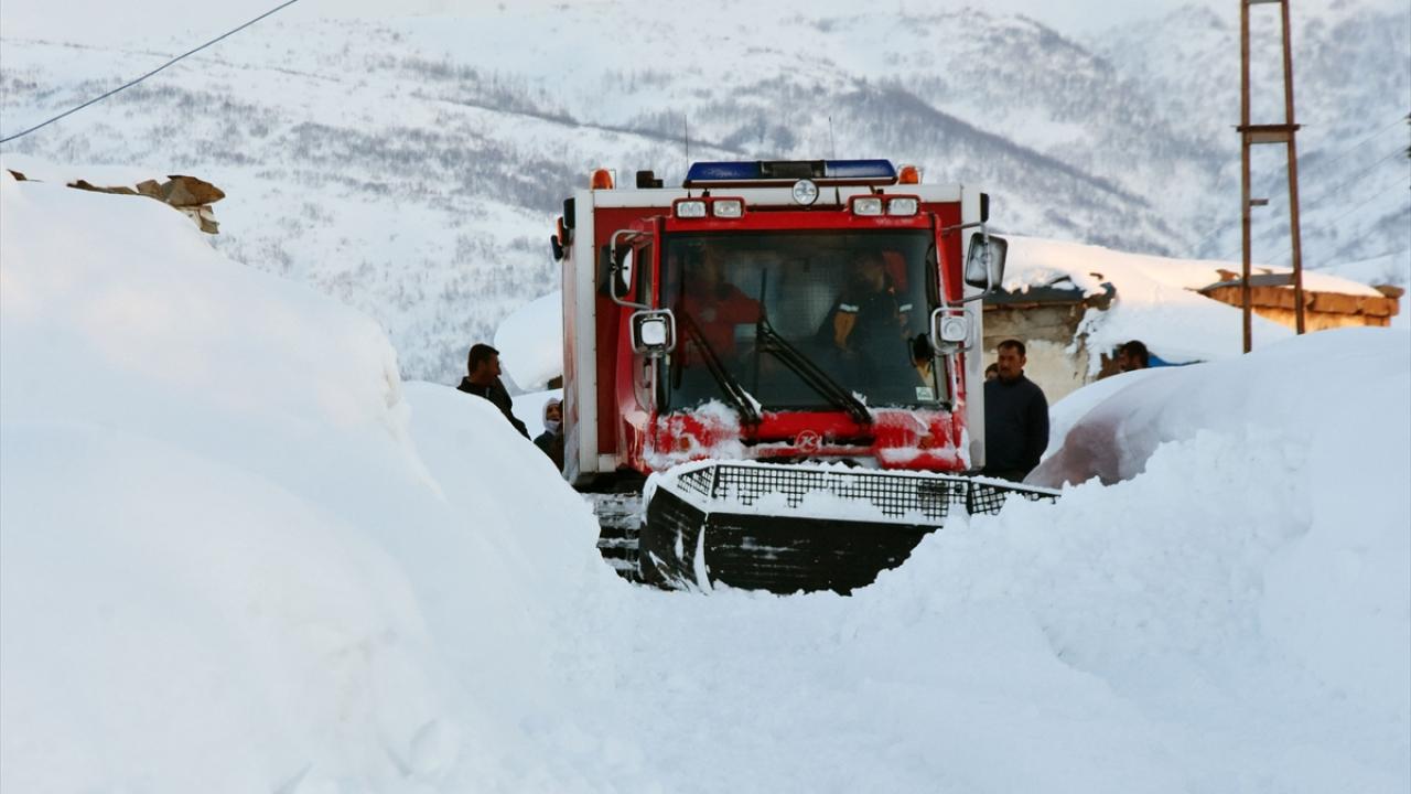 Paletli ambulansla karlı yolları aştılar