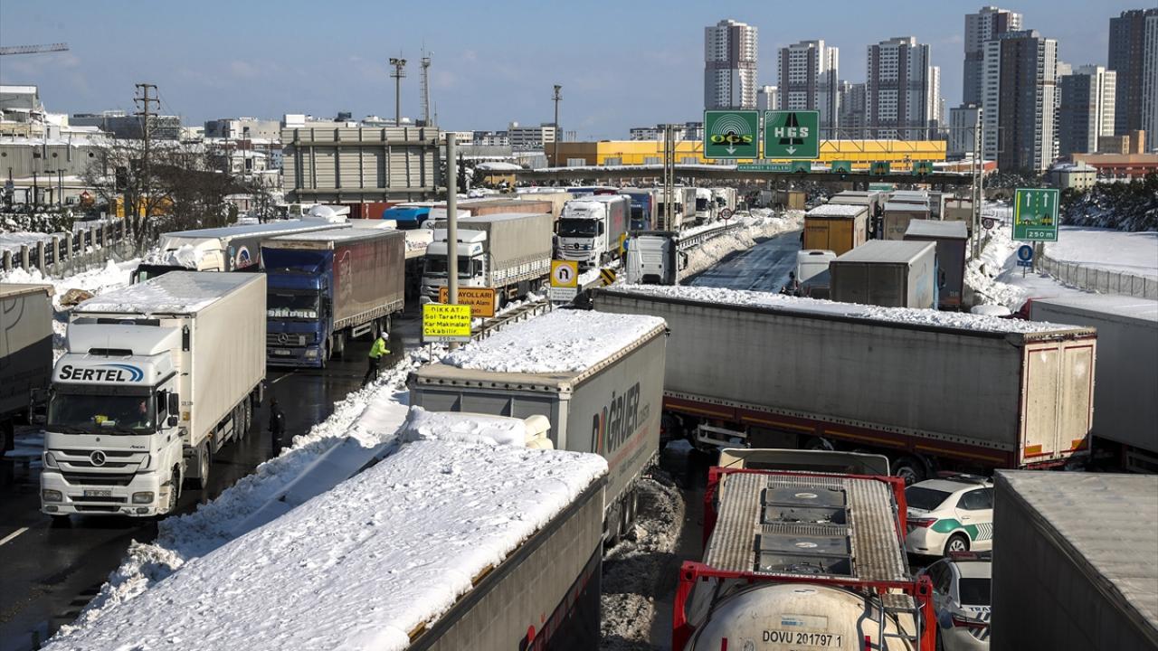 Yollarda çekilmeyen araçlar bulunuyor