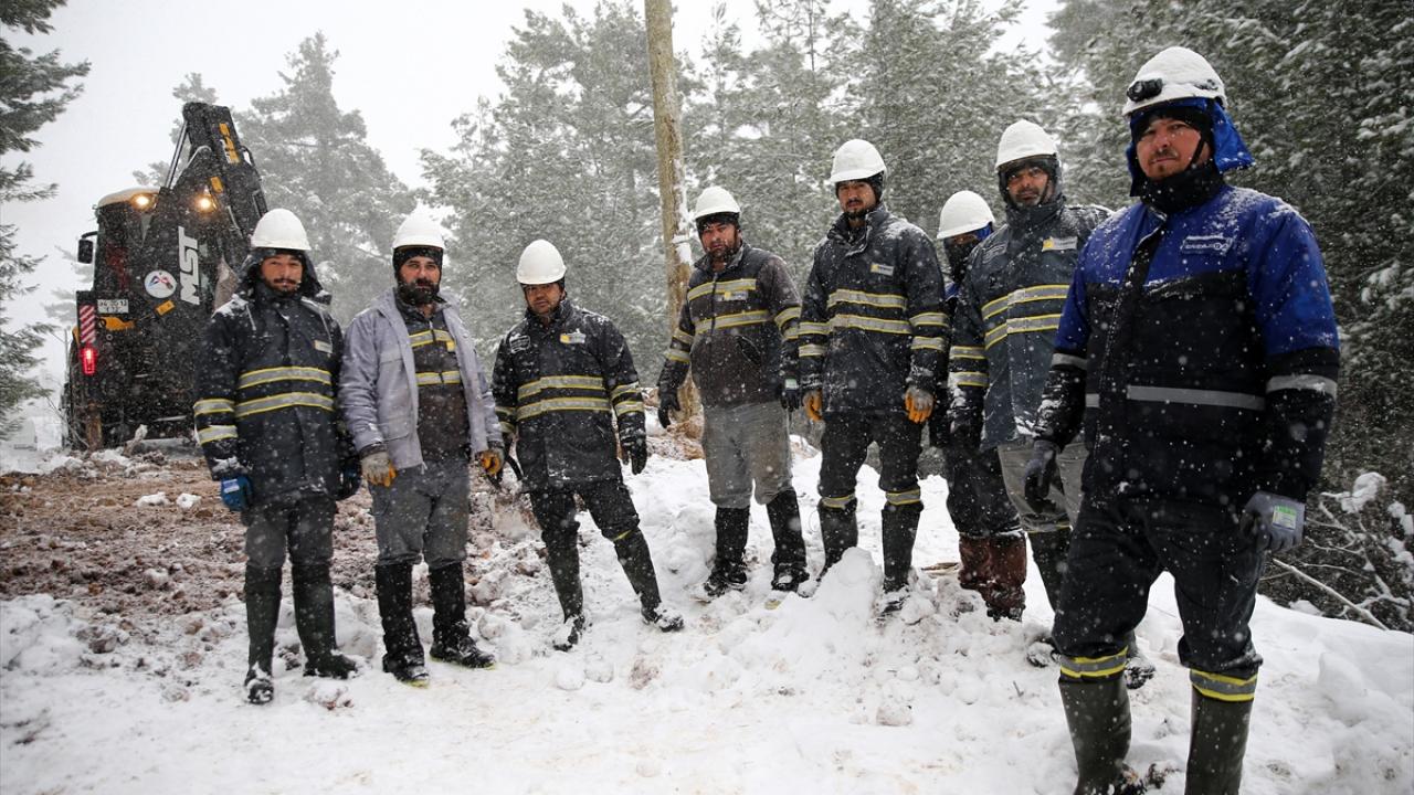 Elektriğe acil ihtiyaç duyulan yerlere 40 jeneratör gönderildi