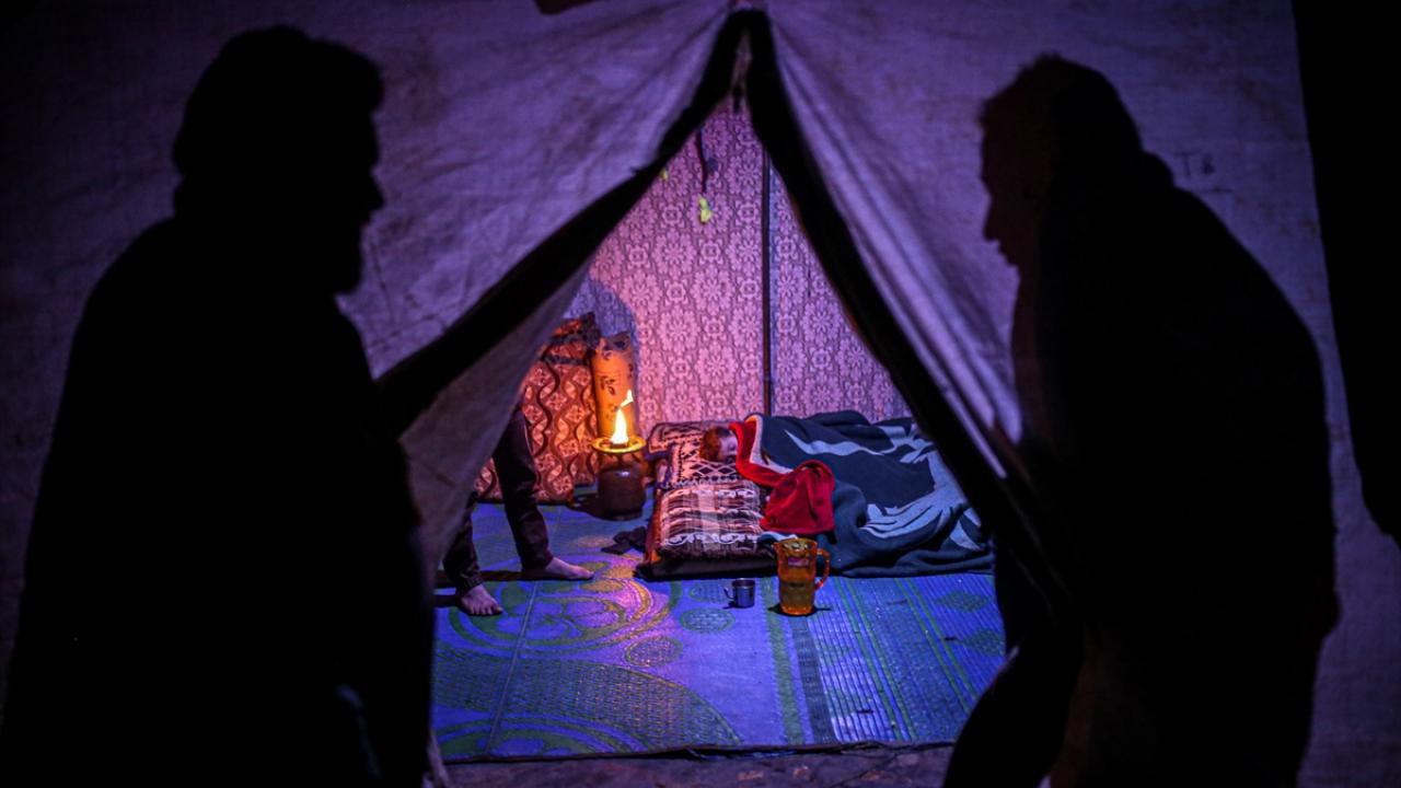 "Tek isteğim bir ev ve oğlumu ısıtacak soba"