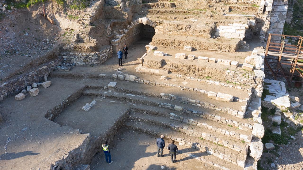 "Tiyatro yavaş yavaş şekilleniyor"