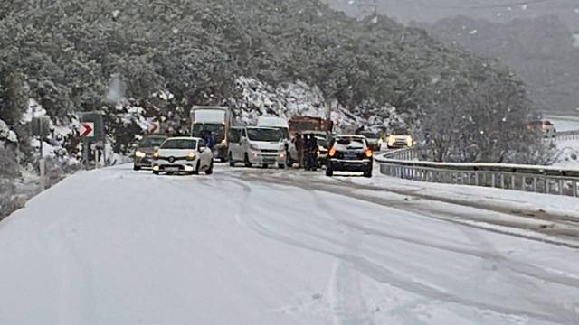 Antalya'da kar yağışı: Araçlar yolda kaldı