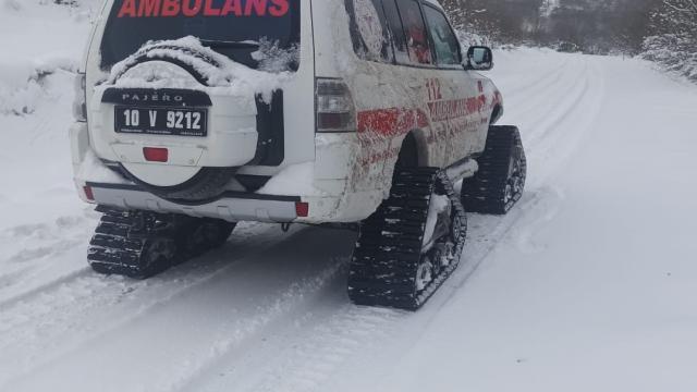 Balıkesirde yolu kapanan mahalledeki hastalara paletli ambulansla ulaşıldı