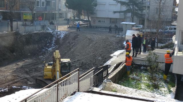 Balıkesirde toprak kayması meydana gelen inşaat alanında dolgu çalışmaları başladı