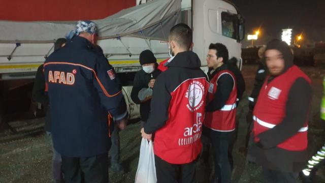 Bilecikten İstanbula gidemeyen ağır tonajlı araç sürücülerine kumanya dağıtıldı