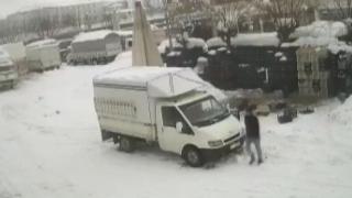 Kar kütlesinin altında kalmaktan son anda kurtuldu