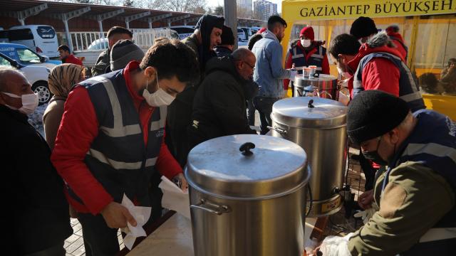 Gaziantepte terminaldeki vatandaşlara kumanya dağıtıldı