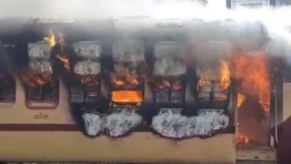 Hindistan'da işe alım sınavını protesto eden öğrenciler treni yaktı