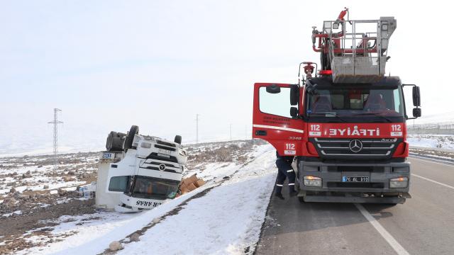 Iğdırda temizlik malzemeleri taşıyan tır devrildi