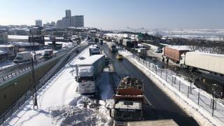 İstanbul'da kar yüzünden bırakılan araçlar trafiği engelliyor