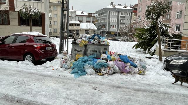 İstanbulun bazı ilçelerinde çöpler toplanamadı