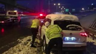 Yolda kalanların yardımına trafik polisleri yetişti