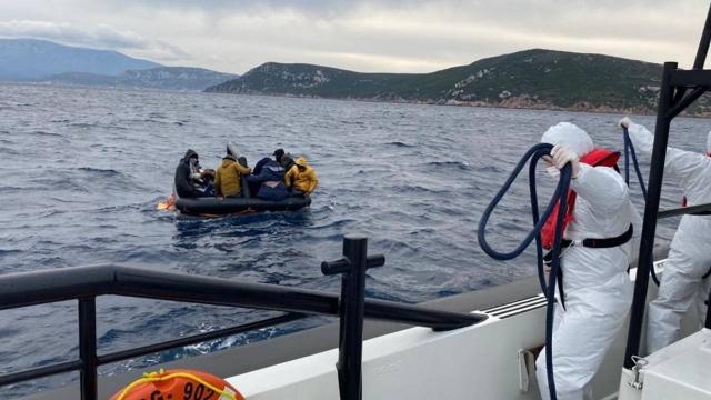 Türk kara sularına itilen 40 düzensiz göçmen kurtarıldı