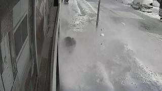 Buz kütlesinin altında kalmaktan ikinci kez kurtuldu