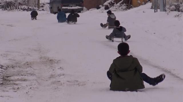 Karın tadını çocuklar çıkarıyor