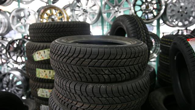 Karda zorlanan sürücüler oto lastikçilere akın etti