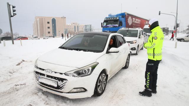Nevşehir-Aksaray kara yolunda kar ve tipi nedeniyle ulaşım kontrollü sağlanıyor