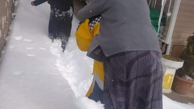 Kırşehirde sağlık personeli 85 yaşındaki hastayı sırtında taşıdı