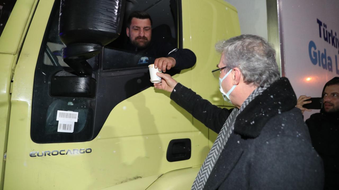 Başkan Yüce şoför ve yolculara sıcak çorba ikramında bulundu