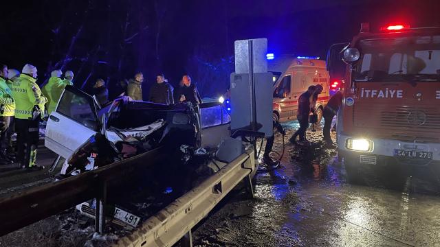 Sakaryada otomobil bariyerlere çarptı: 4 yaralı