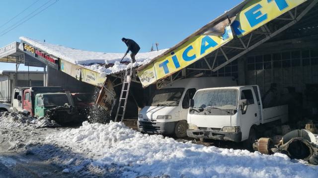 Çarşambada yoğun kar yağışı nedeniyle iş yerinin sundurması çöktü